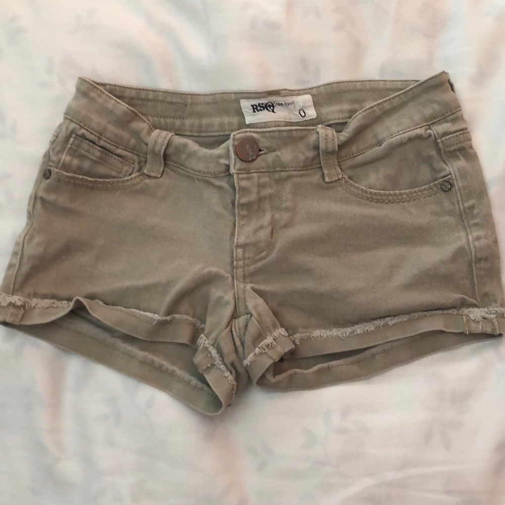 RSQ beige shorts